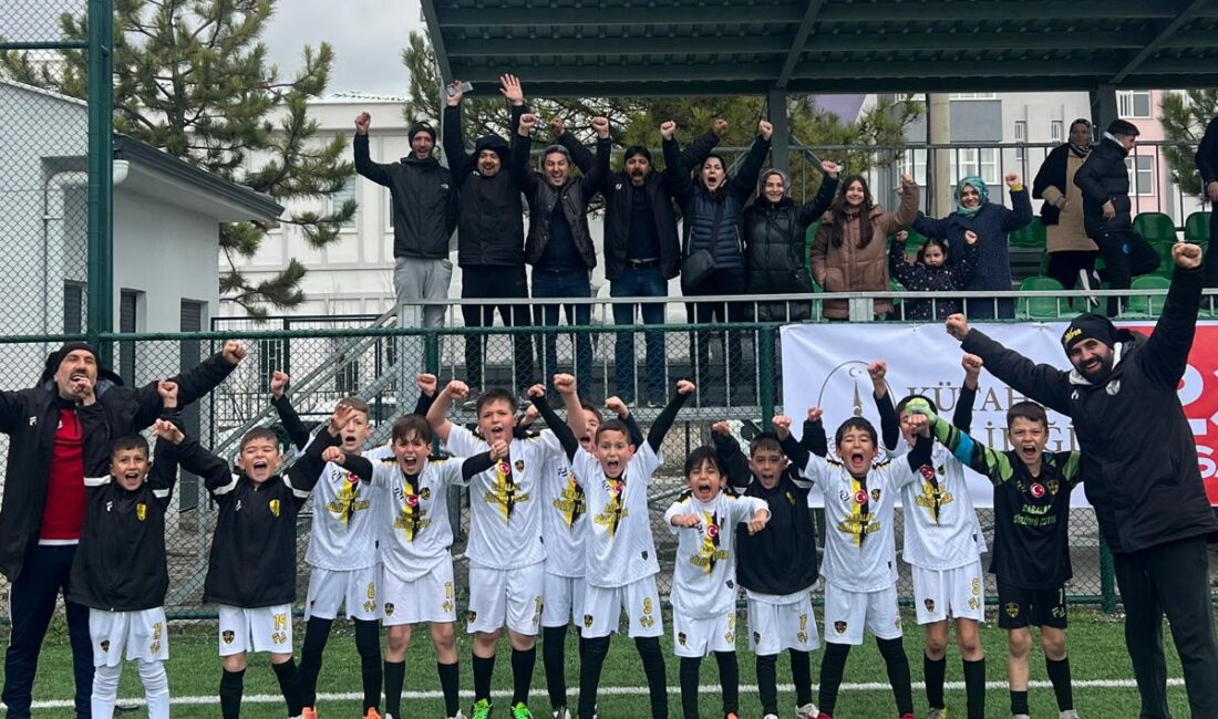 Kütahya’da 23 Nisan Çocuk Kupası adıyla düzenlenen futbol turnuvasında Afyon