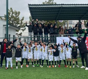 Kütahya’da 23 Nisan Çocuk Kupası adıyla düzenlenen futbol turnuvasında Afyon