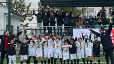 Kütahya’da 23 Nisan Çocuk Kupası adıyla düzenlenen futbol turnuvasında Afyon