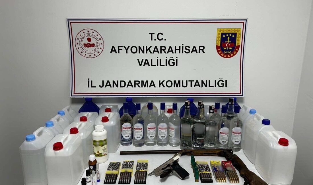 Afyonkarahisar İl Jandarma Komutanlığı ekiplerince yürütülen çalışmalar kapsamında hem aranan