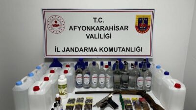 Afyonkarahisar İl Jandarma Komutanlığı ekiplerince yürütülen çalışmalar kapsamında hem aranan