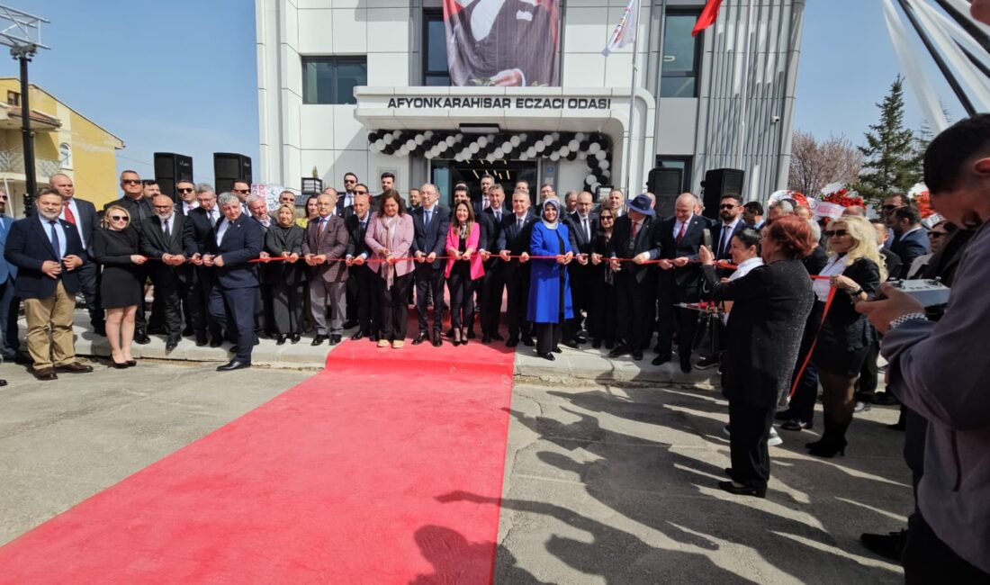 Afyonkarahisar Eczacı Odası’nın yeni hizmet binası düzenlenen törenle hizmete açıldı.