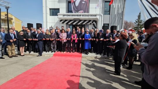 Afyonkarahisar Eczacı Odası’nın yeni hizmet binası düzenlenen törenle hizmete açıldı.