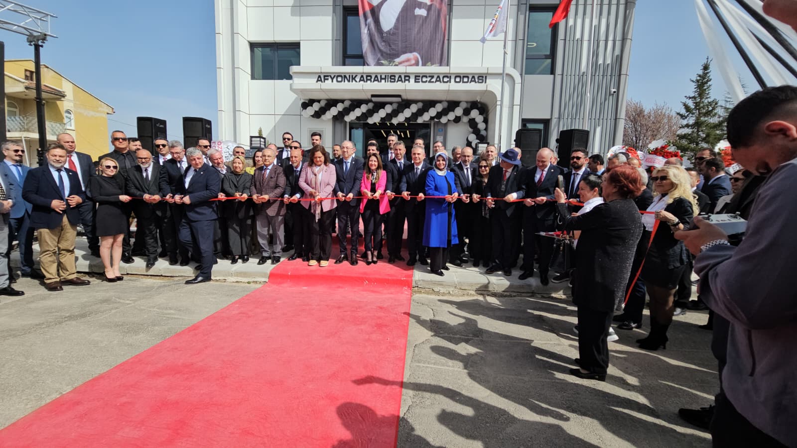 Afyonkarahisar Eczacı Odası’nın yeni hizmet binası düzenlenen törenle hizmete açıldı.