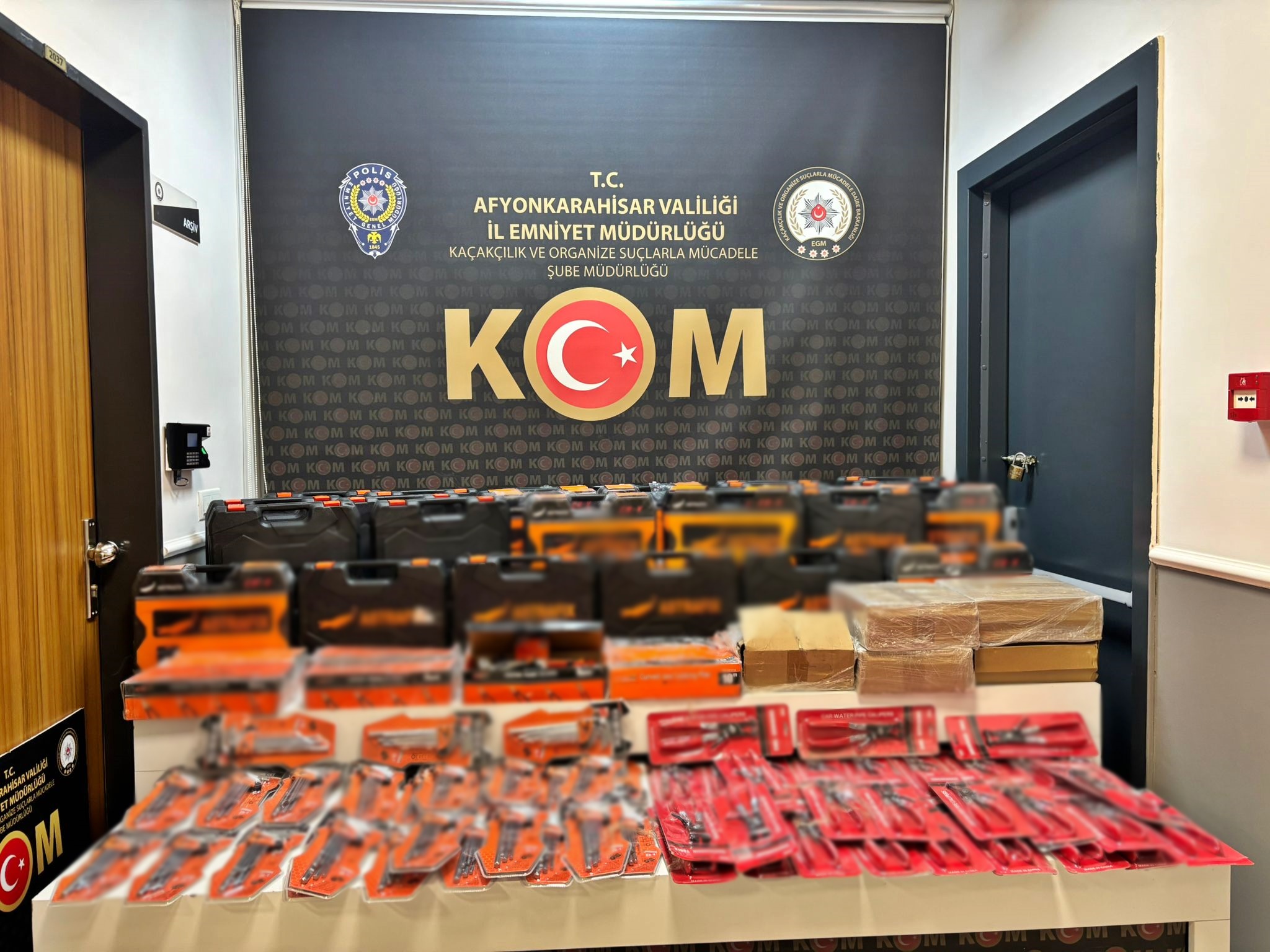 Afyonkarahisar İl Emniyet Müdürlüğü ekipleri, kaçakçılıkla mücadele kapsamında yürüttükleri çalışmalar