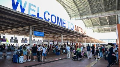 Ulaştırma ve Altyapı Bakanı Abdulkadir Uraloğlu, Antalya Havalimanı'nın hizmet verdiği