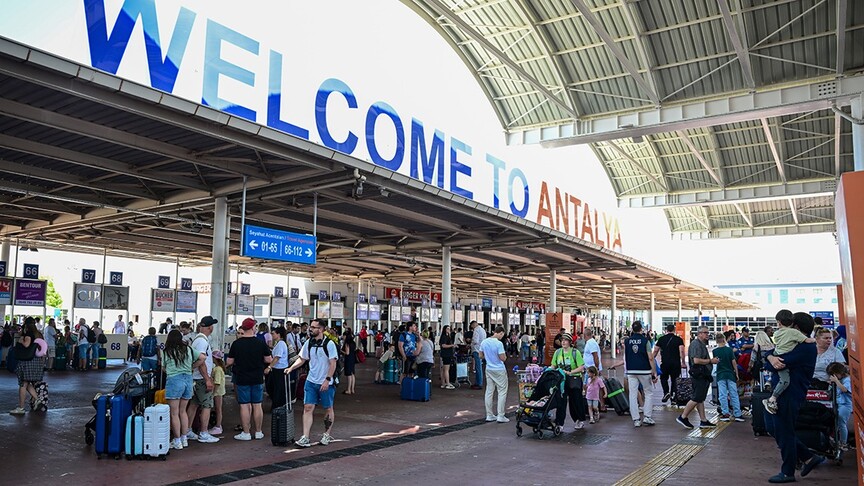 Ulaştırma ve Altyapı Bakanı Abdulkadir Uraloğlu, Antalya Havalimanı'nın hizmet verdiği