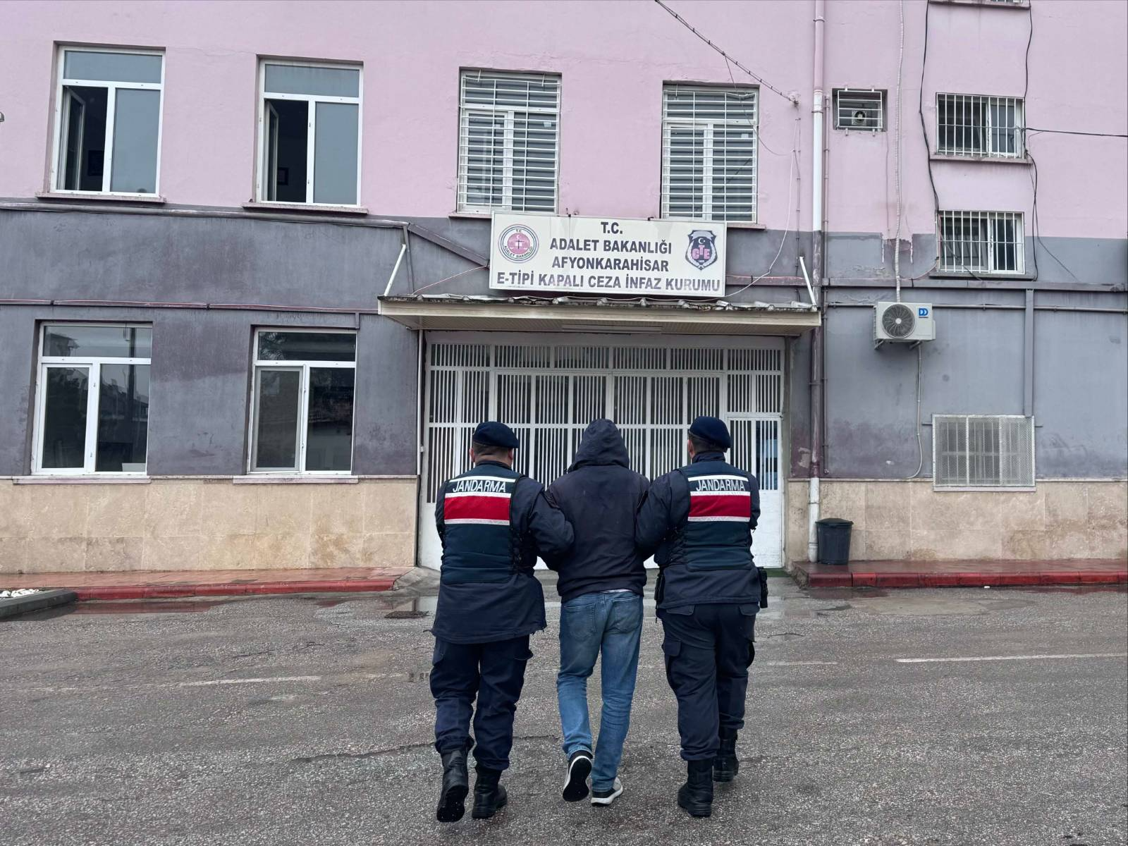 Afyonkarahisar İl Jandarma Komutanlığınca, aranan şahısların tespiti ve yakalanmasına yönelik