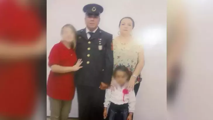 Emekli uzman çavuş eşi ve bir kızını öldürüp, bir kızını