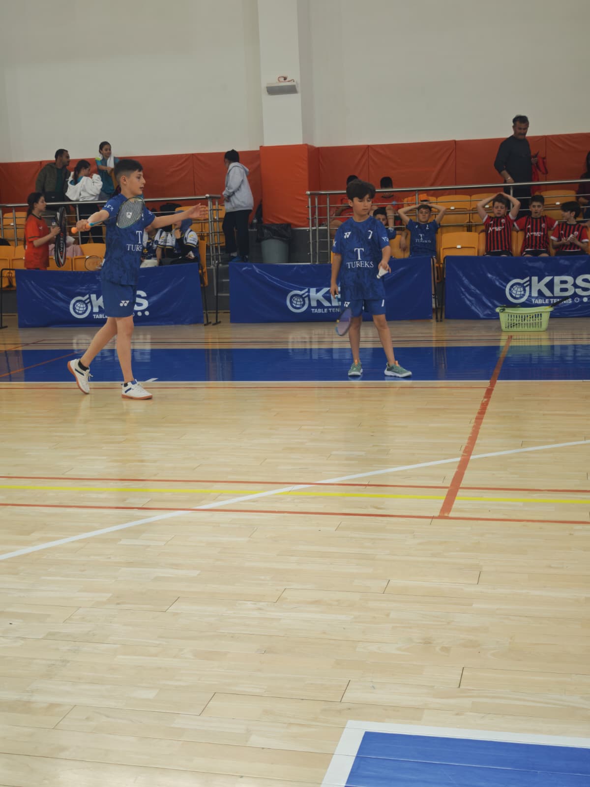 Afyonkarahisar’ı temsil eden okul takımları, Aksaray’da düzenlenen Okul Sporları Badminton