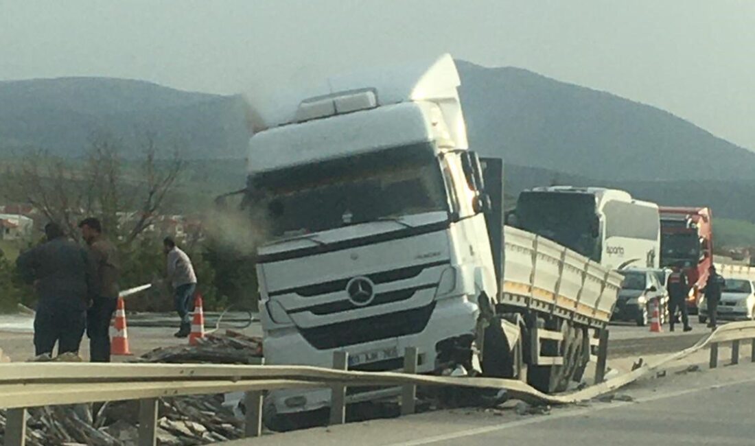 Afyonkarahisar’da kontrolden çıkan tır orta refüje girip ardından bariyerlere çarparak