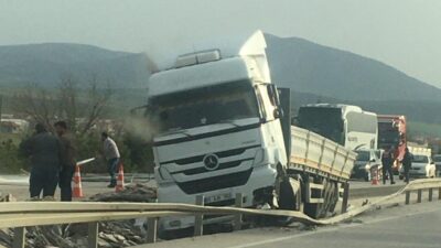 Afyonkarahisar’da kontrolden çıkan tır orta refüje girip ardından bariyerlere çarparak