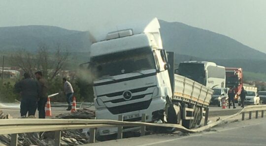 Afyonkarahisar’da kontrolden çıkan tır orta refüje girip ardından bariyerlere çarparak