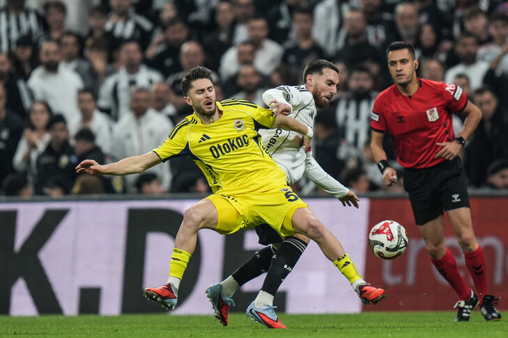 Beşiktaş ile Fenerbahçe arasında oynanan futbol müsabakası için karaborsa bilet