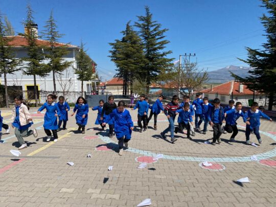 Merkeze bağlı Kızıldağ İlkokulu ile Anadolu Beşiktaşlılar Derneği Havacılık Kulübü