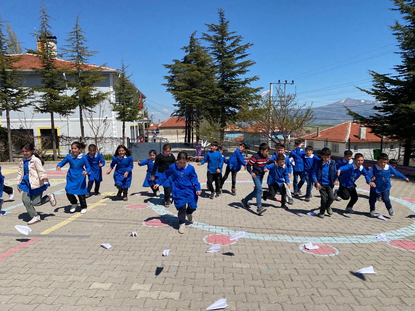 Merkeze bağlı Kızıldağ İlkokulu ile Anadolu Beşiktaşlılar Derneği Havacılık Kulübü