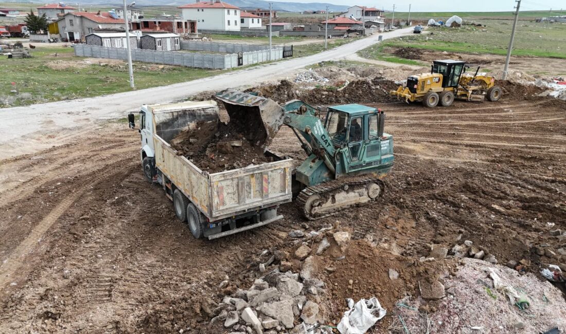 Bolvadin Belediyesi, Karabağlar Mahallesi’nde çevre kirliliğine neden olan molozların temizlenmesine