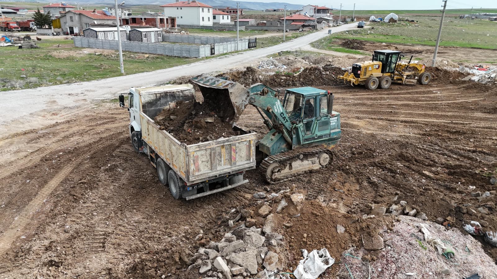 Bolvadin Belediyesi, Karabağlar Mahallesi’nde çevre kirliliğine neden olan molozların temizlenmesine