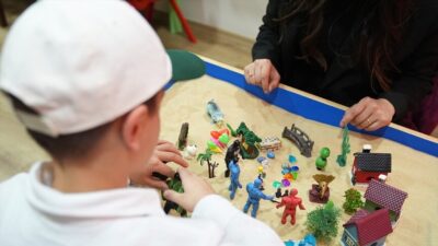 İstanbul'da devlet korumasındaki çocuklara uygulanan Kum Tepsisi Temelli EMDR terapisi,