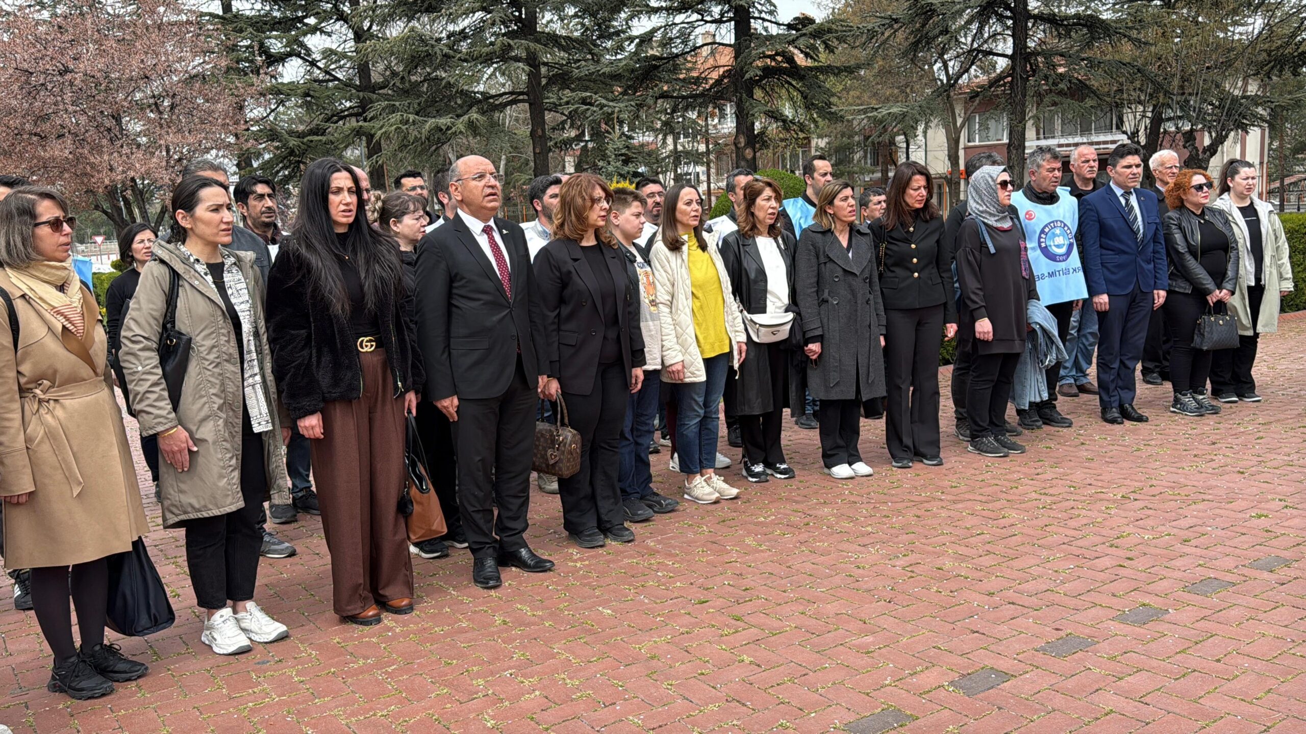 Türk Eğitim-Sen Afyonkarahisar Şubesi, hayatını kaybeden öğretmen ve öğrenciler için