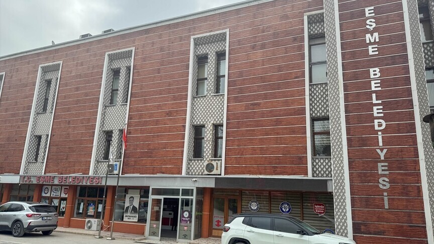 Uşak'ta, Eşme Belediyesi'ne yönelik "irtikap" soruşturması kapsamında gözaltına alınan Belediye