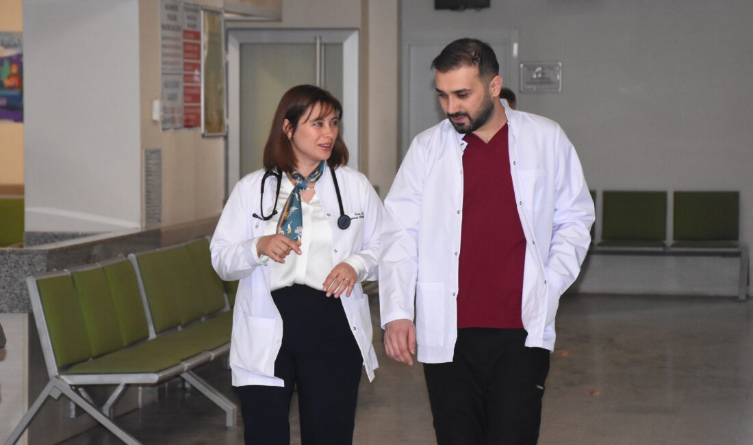 Afyonkarahisar'ın Sandıklı ilçesinde görev yapan uzman doktorlar Özgenur ile Umut