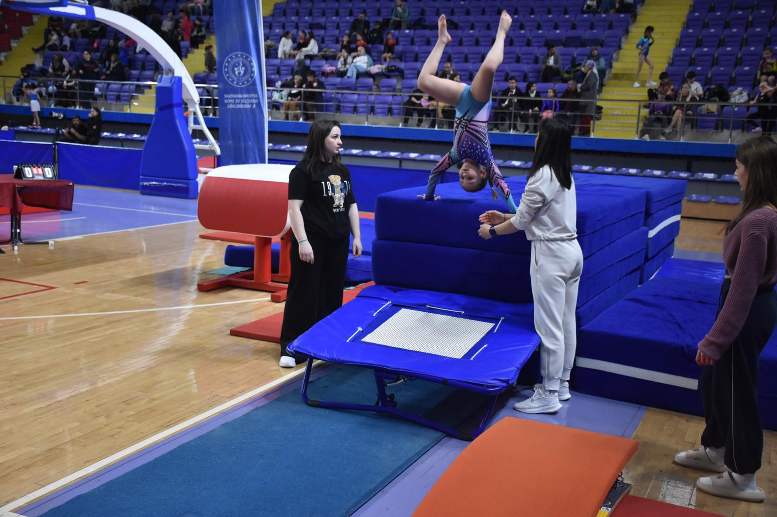 Afyonkarahisar Prof. Dr. Veysel Eroğlu Spor Salonu’nda düzenlenen Okul Sporları