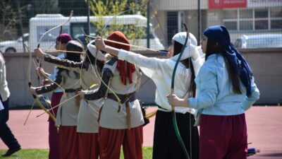Afyonkarahisar’da okul sporları faaliyetleri kapsamında düzenlenen Geleneksel Okçuluk Küçükler, Yıldızlar