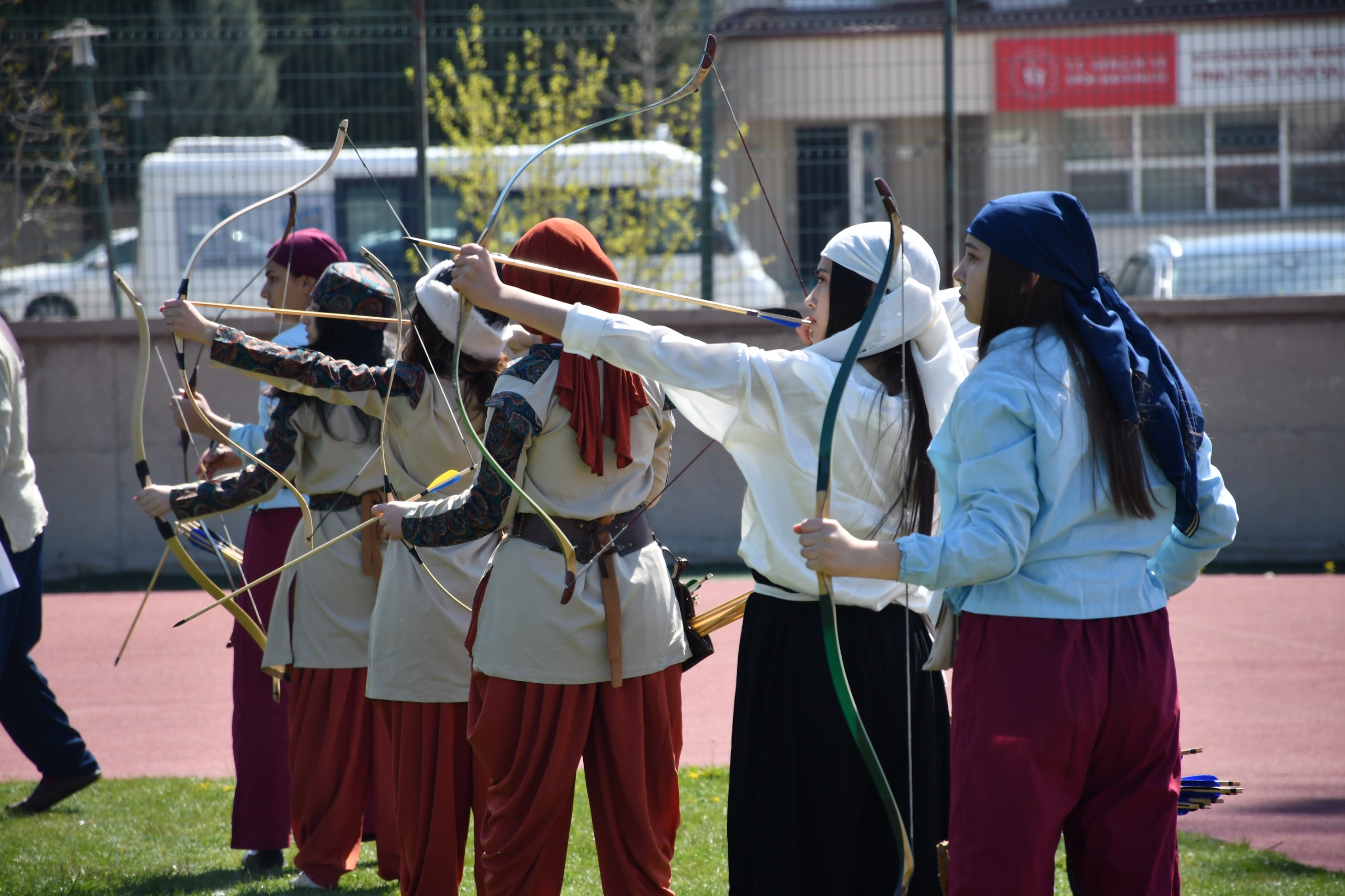 Afyonkarahisar’da okul sporları faaliyetleri kapsamında düzenlenen Geleneksel Okçuluk Küçükler, Yıldızlar