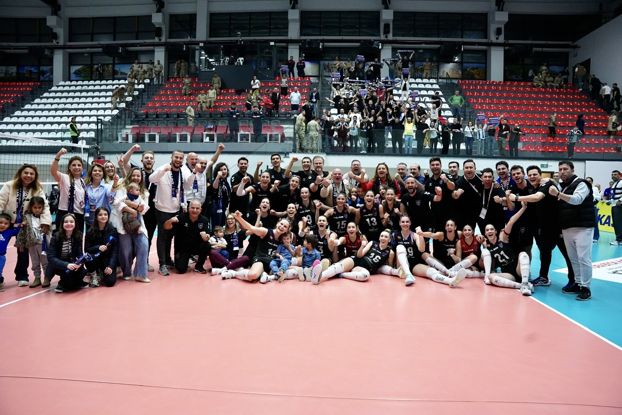 Afyonkarahisar’ın voleyboldaki gururu Afyon Belediye Yüntaş, Play-Off finalinde sergilediği muazzam