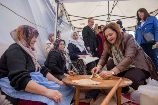 Afyonkarahisar Belediye Başkanı Burcu Köksal, SMA Tip-1 hastası Zeynep Erva