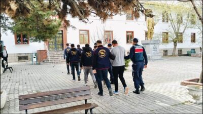 Eskişehir’in Sivrihisar ilçesinde, hamama götürdükleri çobanları oyalayıp yaklaşık 5 milyon