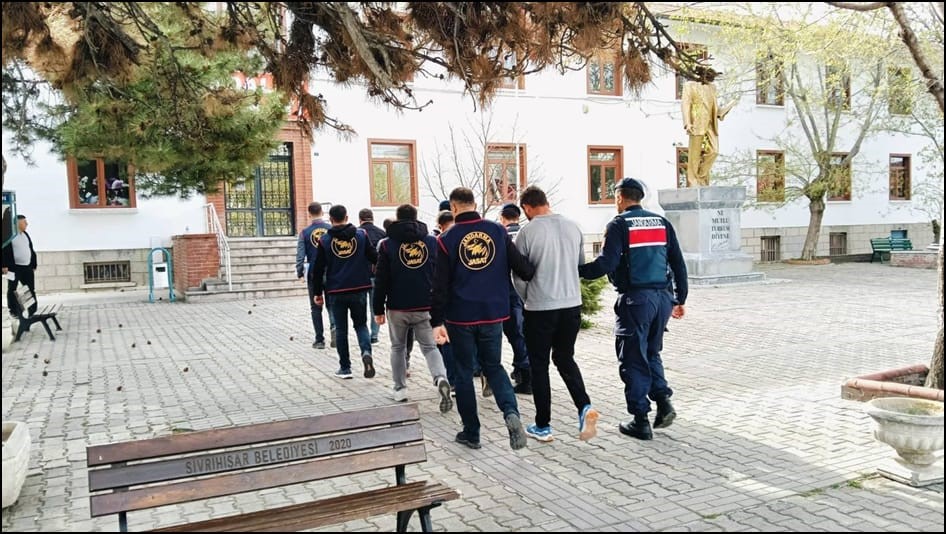 Eskişehir’in Sivrihisar ilçesinde, hamama götürdükleri çobanları oyalayıp yaklaşık 5 milyon