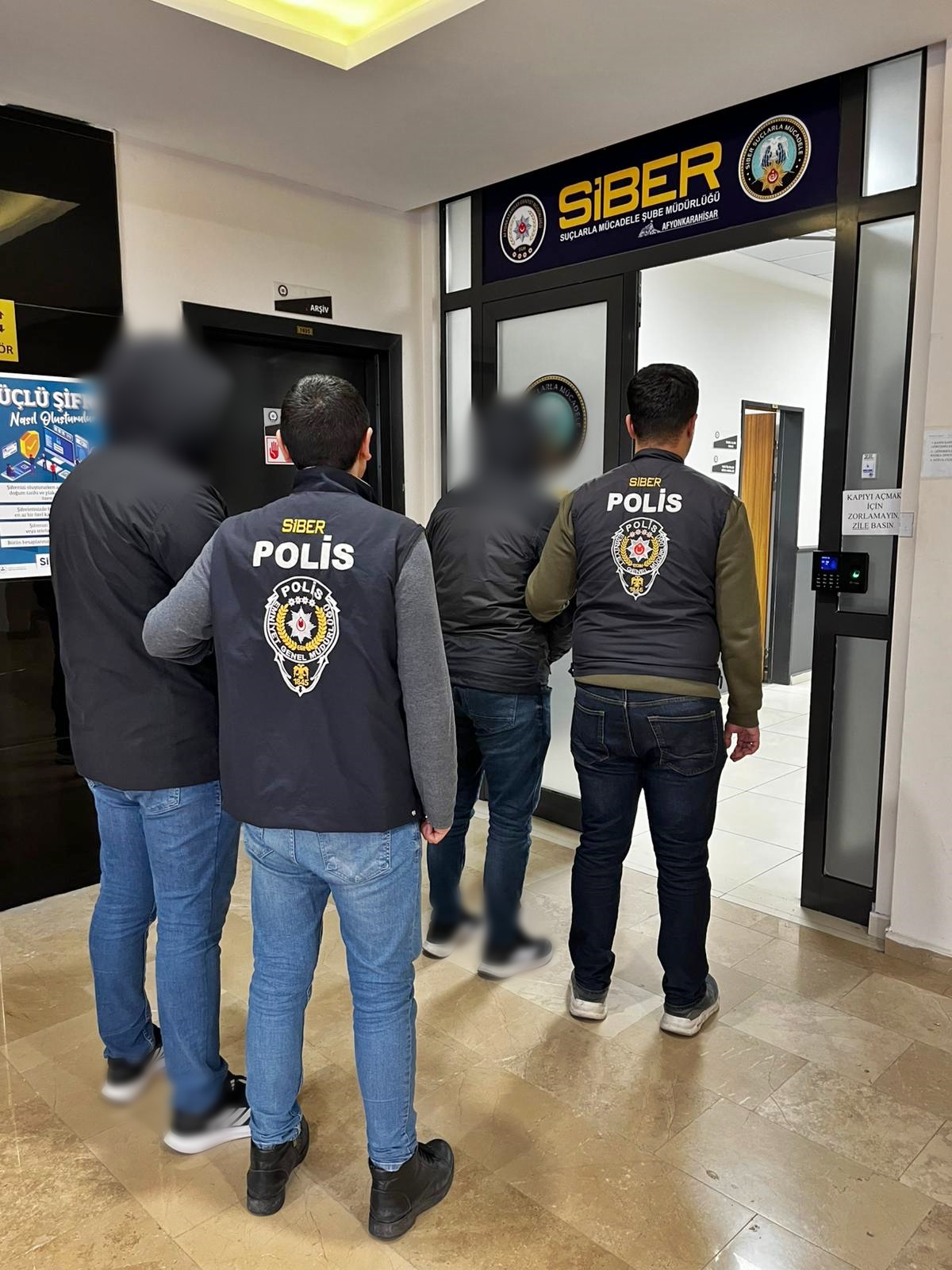 Afyonkarahisar’da emniyet güçleri tarafından yürütülen çalışmalar kapsamında hem aranan şahısların