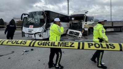 Karaman'da fabrika işçilerini taşıyan midibüs ile tırın çarpışması sonucu 12
