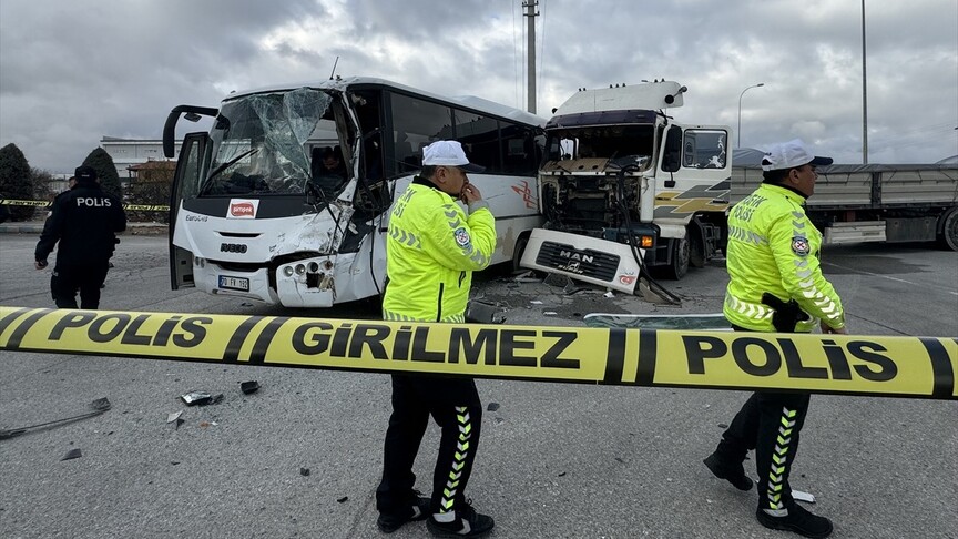 Karaman'da fabrika işçilerini taşıyan midibüs ile tırın çarpışması sonucu 12