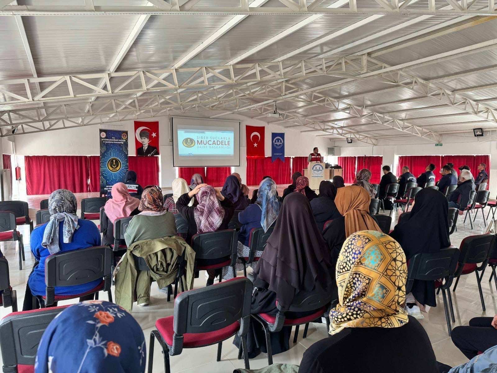 Afyonkarahisar İl Jandarma Komutanlığı, vatandaşların dijital dünyada daha bilinçli hareket