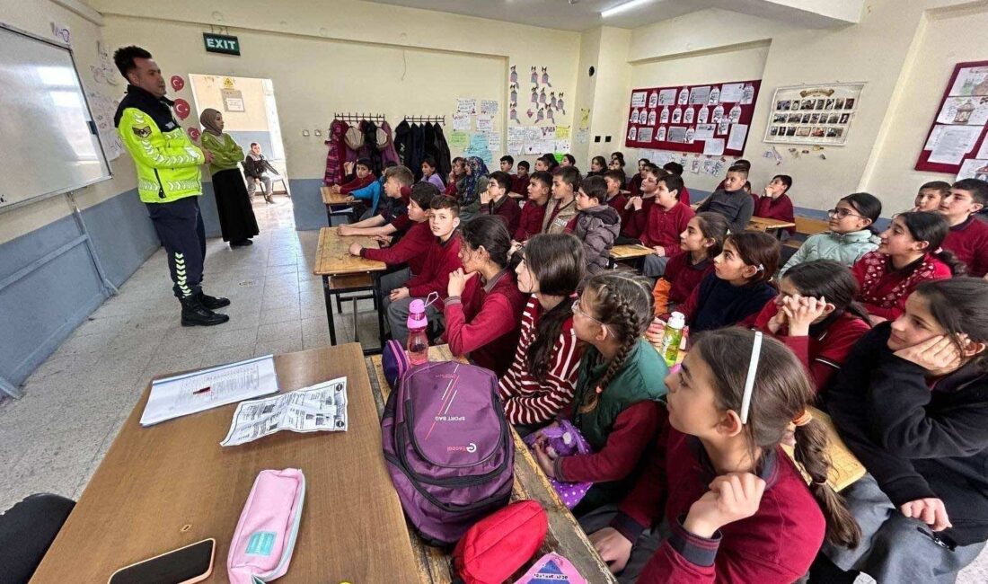 Afyonkarahisar’ın 6 ilçesinde jandarma ekipleri tarafından öğrencilere yönelik trafik eğitimi
