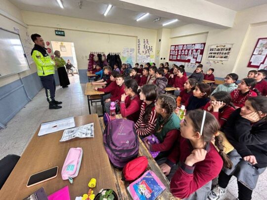 Afyonkarahisar’ın 6 ilçesinde jandarma ekipleri tarafından öğrencilere yönelik trafik eğitimi