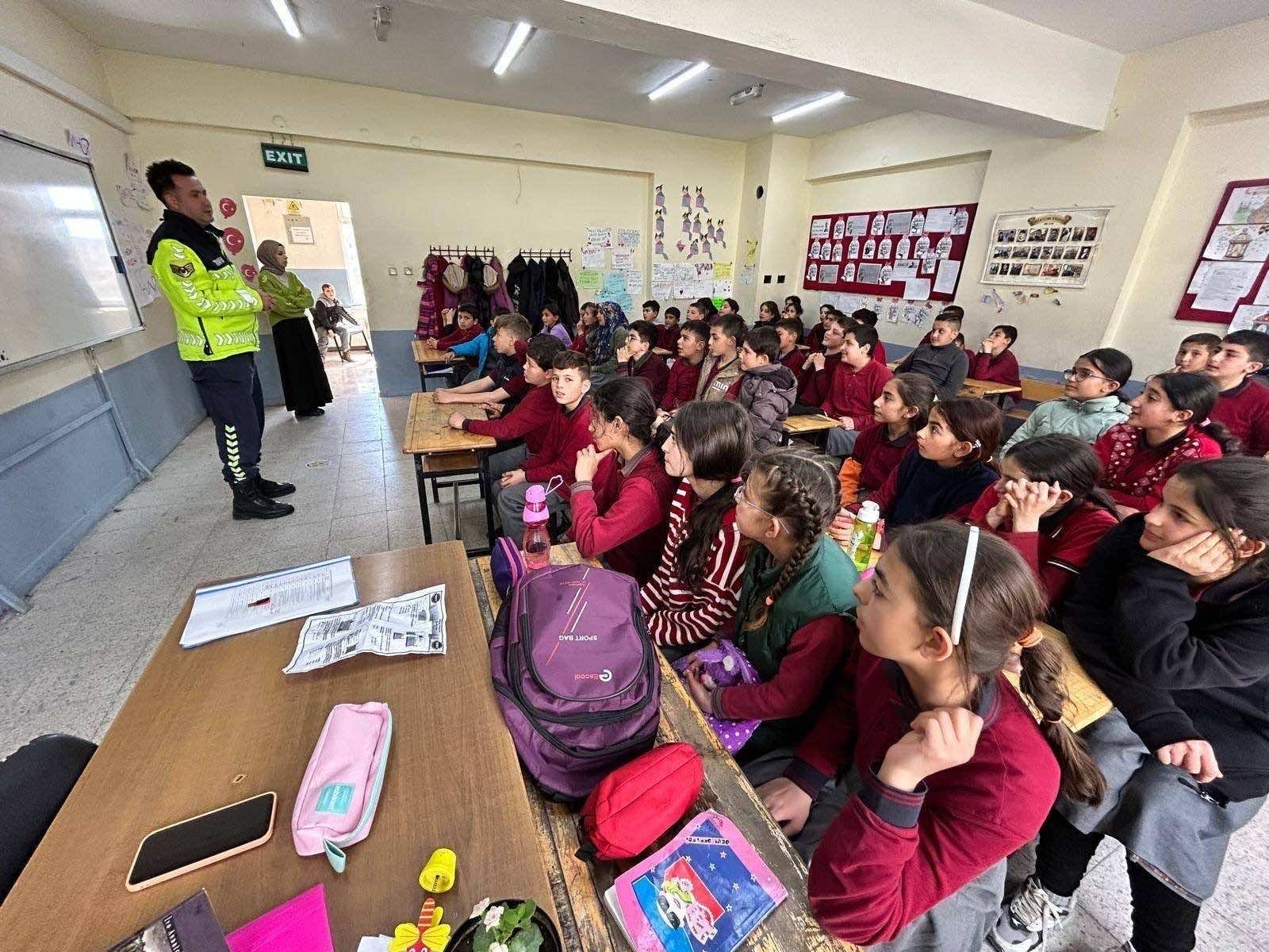 Afyonkarahisar’ın 6 ilçesinde jandarma ekipleri tarafından öğrencilere yönelik trafik eğitimi