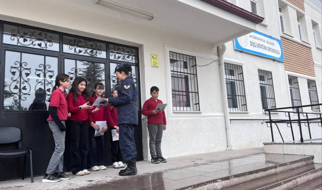 Afyonkarahisar İl Jandarma Komutanlığı tarafından Bolvadin ilçesinde vatandaşlara yönelik bilgilendirme