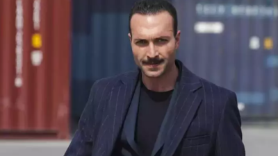 Kanal D'de yayınlanan "Eşref Rüya" dizisinde "Kadir Baba" karakterini canlandıran