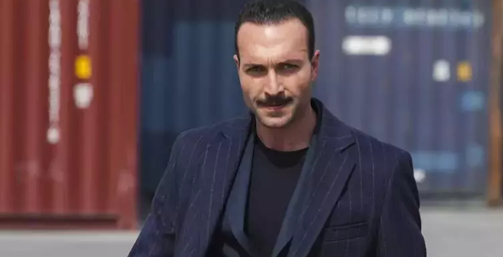 Kanal D'de yayınlanan "Eşref Rüya" dizisinde "Kadir Baba" karakterini canlandıran