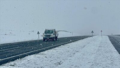 Kar ve tipi nedeniyle Ardahan-Şavşat kara yolu, tüm araçların geçişine