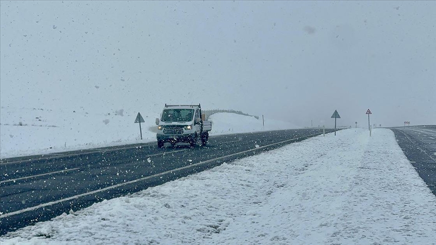 Kar ve tipi nedeniyle Ardahan-Şavşat kara yolu, tüm araçların geçişine