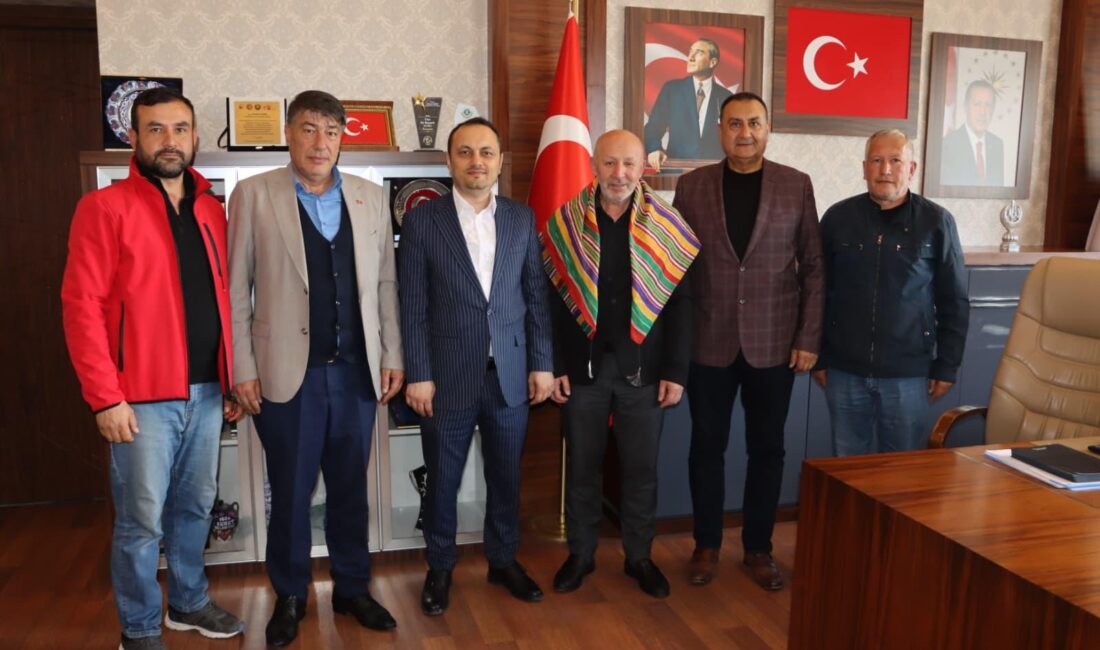 Karahisar Yörükler Derneği Başkanı Hasan Azak ve yönetim kurulu üyeleri,