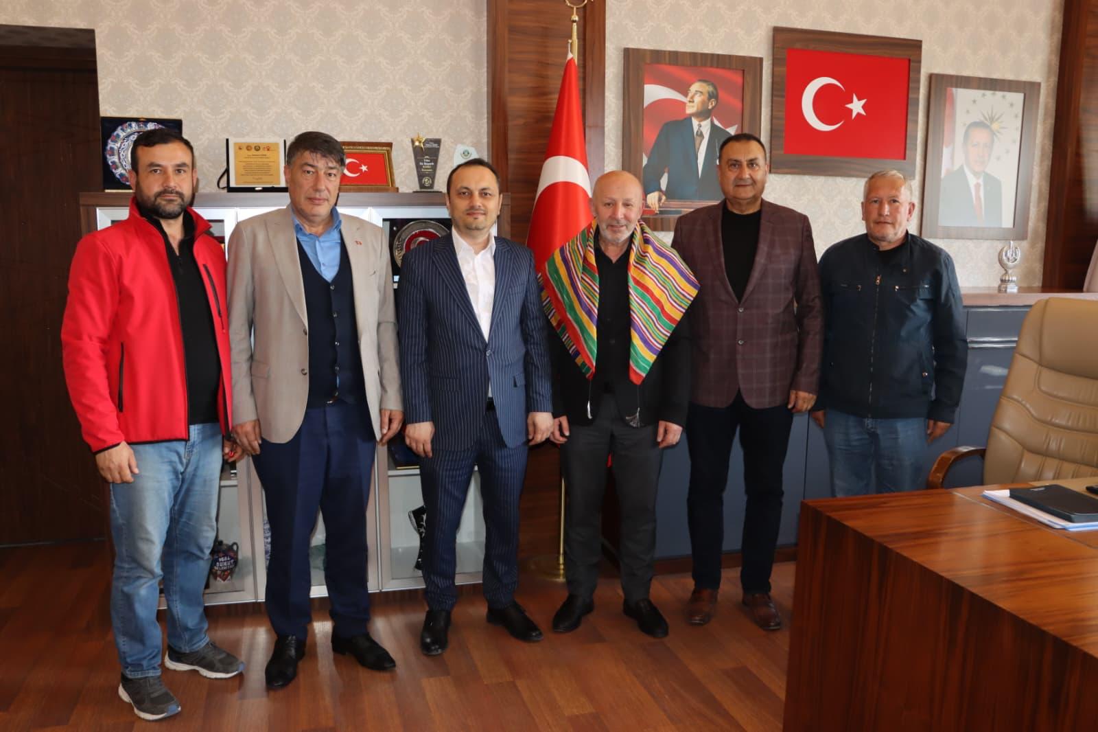 Karahisar Yörükler Derneği Başkanı Hasan Azak ve yönetim kurulu üyeleri,