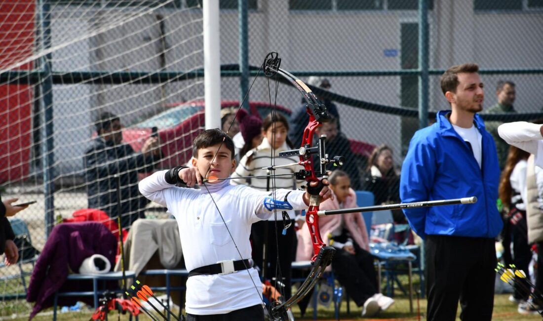Okul sporları kapsamında düzenlenen okçuluk müsabakaları, yoğun katılım ve büyük