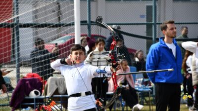 Okul sporları kapsamında düzenlenen okçuluk müsabakaları, yoğun katılım ve büyük