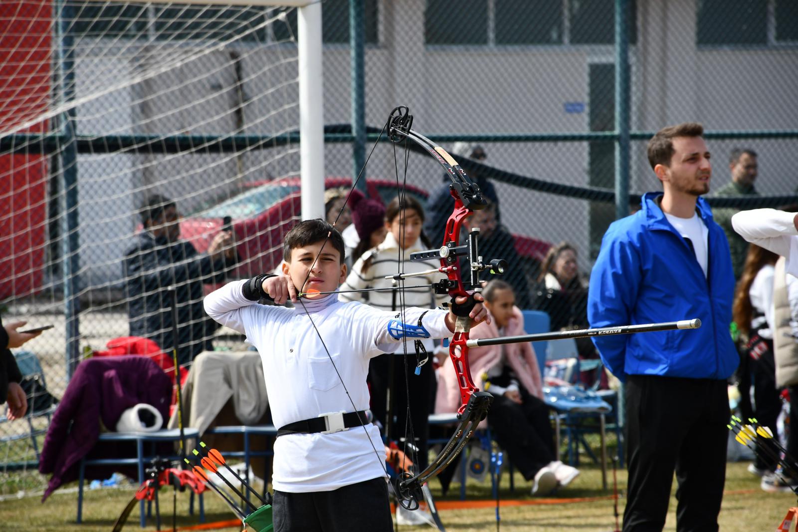 Okul sporları kapsamında düzenlenen okçuluk müsabakaları, yoğun katılım ve büyük